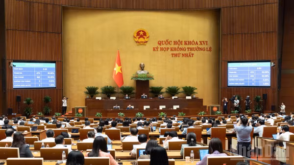 Quốc hội biểu quyết thông qua dự thảo Luật Phổ biến, giáo dục pháp luật (sửa đổi). (Ảnh: DUY LINH)