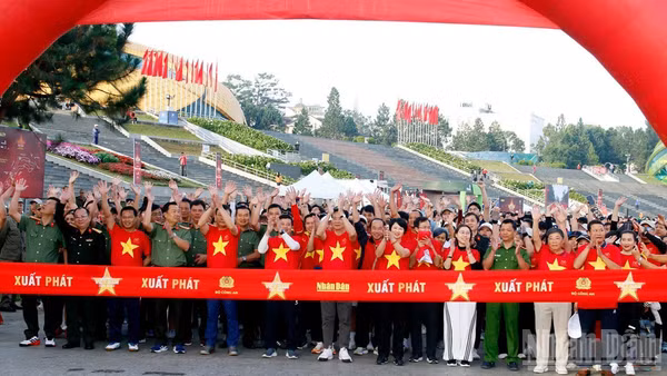 Lãnh đạo tỉnh Lâm Đồng thực hiện nghi thức xuất phát chương trình "Cùng Việt Nam tiến bước" năm 2025 trên địa bàn. (Ảnh: Mai Văn Bảo)