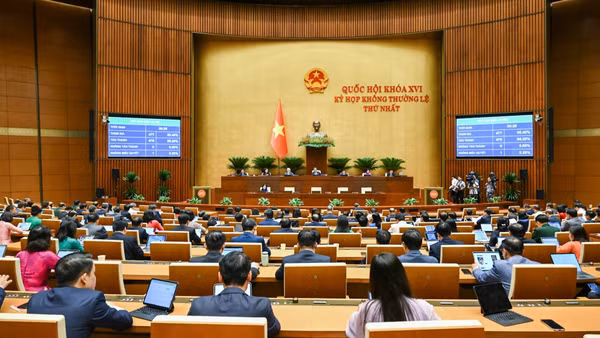 Quốc hội tiến hành biểu quyết thông qua Nghị quyết về giảm thuế thu nhập cá nhân, thuế thu nhập doanh nghiệp đối với cá nhân và doanh nghiệp. (Ảnh: DUY LINH)