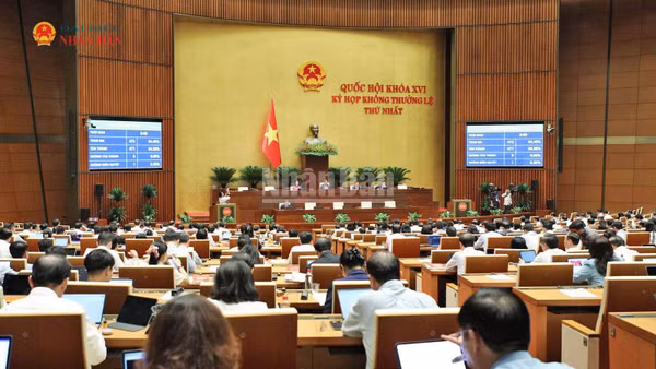 Quốc hội biểu quyết thông qua Luật Hòa giải ở cơ sở (sửa đổi). (Ảnh: NK)