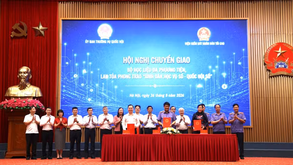 Thực hiện nghi thức chuyển giao Bộ học liệu đa phương tiện giữa Ủy ban Khoa học, Công nghệ và Môi trường của Quốc hội và Viện Kiểm sát nhân dân tối cao. (Ảnh: VĂN TÌNH)