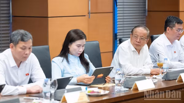 Các đại biểu thảo luận tại tổ. (Ảnh: THỦY NGUYÊN)