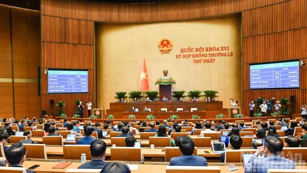 Quốc hội biểu quyết thông qua Nghị quyết về việc thành lập thành phố Quảng Ninh. (Ảnh: DUY LINH)