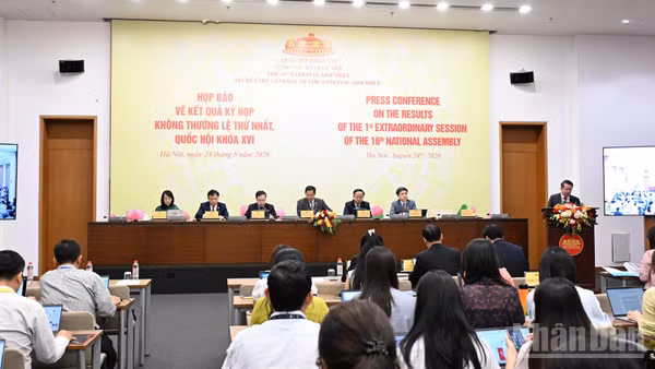 Quang cảnh buổi họp báo. (Ảnh: DUY LINH)