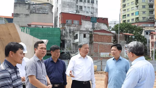 Tổng Bí thư, Chủ tịch nước Tô Lâm đi kiểm tra thực địa tại Dự án đầu tư xây dựng đường Vành đai 1 (đoạn Hoàng Cầu-Voi Phục). (Ảnh: TTXVN)