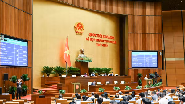 Quốc hội biểu quyết thông qua Luật sửa đổi, bổ sung một số điều của Luật Xuất bản. (Ảnh: DUY LINH)