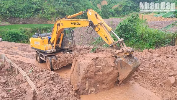 Các đơn vị khẩn trương khắc phục sạt lở tại Km3+620, đường tỉnh 106 đoạn qua xã Mường Giôn, huyện Quỳnh Nhai cũ, tỉnh Sơn La. (Ảnh: XUÂN HỒNG)