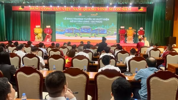 Khai trương tuyến xe buýt điện số 01 tỉnh Thái Nguyên được hành khách quan tâm. (Ảnh: THẾ BÌNH)