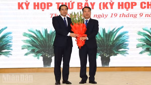 Đồng chí Trịnh Xuân Trường, Ủy viên Trung ương Đảng, Bí thư Tỉnh ủy Thái Nguyên chúc mừng đồng chí Nguyễn Thế Mạnh. (Ảnh THẾ BÌNH)
