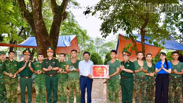 Đồng chí Mùa A Vảng, Ủy viên dự khuyết Trung ương Đảng, Phó Bí thư Tỉnh ủy, Chủ tịch Ủy ban Mặt trận Tổ quốc Việt Nam tỉnh Điện Biên trao quà, động viên lực lượng lấy mẫu tại Nghĩa trang liệt sĩ Độc Lập. 