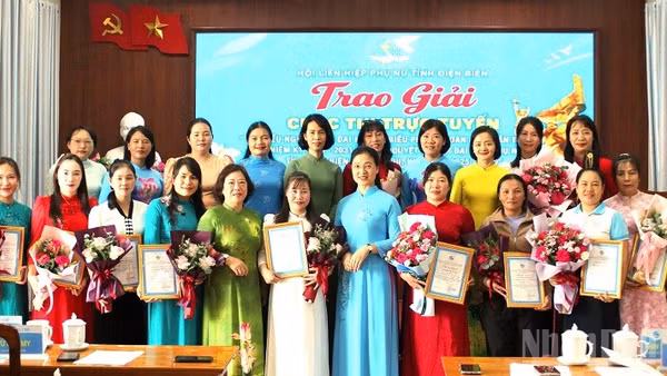 Bà Pờ Diệu Ninh, Chủ tịch Hội Liên hiệp Phụ nữ tỉnh Điện Biên tặng hoa, chúc mừng các cá nhân được trao giải tại cuộc thi trực tuyến “Tìm hiểu Nghị quyết Đại hội đại biểu Phụ nữ toàn quốc lần thứ XIV, nhiệm kỳ 2026-2031 và Nghị quyết Đại hội đại biểu Phụ nữ tỉnh Điện Biên, lần thứ XIII, nhiệm kỳ 2025-2030”. (Ảnh: LÊ LAN)