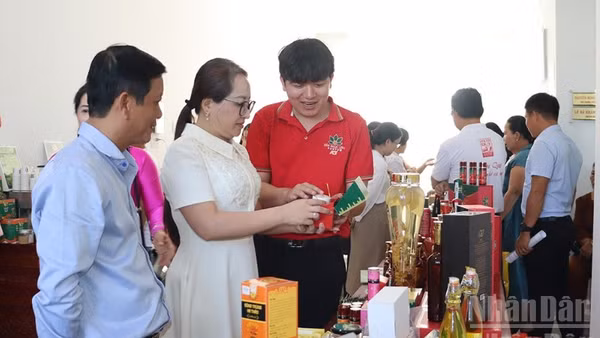 Đại diện các doanh nghiệp giới thiệu sản phẩm OCOP tiêu biểu.