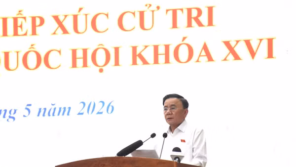 Đồng chí Trần Cẩm Tú, Ủy viên Bộ Chính trị, Thường trực Ban Bí thư, đại biểu Quốc hội khóa XVI đơn vị thành phố Đà Nẵng, phát biểu ý kiến tại hội nghị tiếp xúc cử tri.