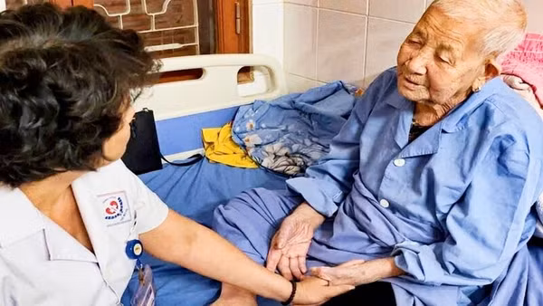 Bác sĩ Chuyên khoa II Hoàng Thanh Phương, Trưởng Khoa Nội Tiêu hóa, người thực hiện kỹ thuật nội soi thăm hỏi và chúc mừng cụ D. trước khi xuất viện.