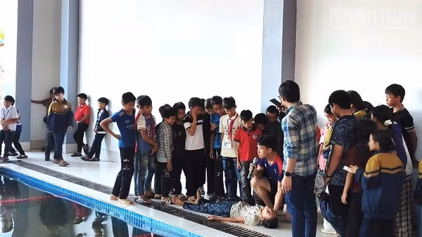 Học sinh Trường phổ thông nội trú liên cấp tiểu học và trung học cơ sở Si Pa Phìn được hướng dẫn kỹ năng sơ cứu cho người bị đuối nước. (Ảnh: LÊ LAN)