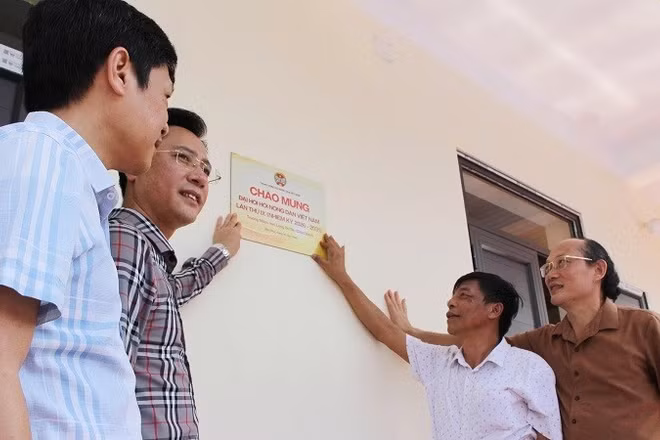 Đại diện Báo Nông thôn Ngày nay/Dân Việt/Trang Trại Việt điện tử, lãnh đạo Sở Giáo dục và Đào tạo Điện Biên, lãnh đạo xã Sín Thầu gắn biển công trình điểm trường Cà Là Pá.