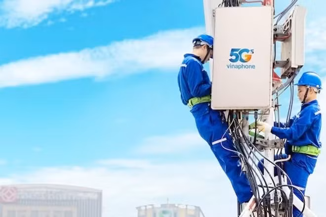 Các kỹ thuật viên của VNPT lắp đặt trạm phát sóng Vinaphone 5G. (Ảnh minh họa: Báo Nhân Dân)