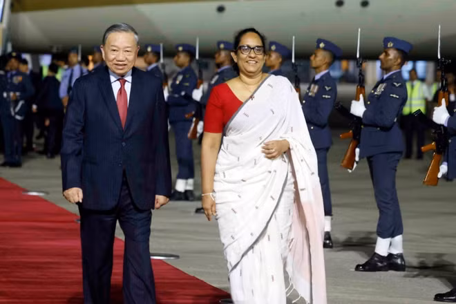 Thủ tướng Sri Lanka Harini Amarasuriya đón Tổng Bí thư, Chủ tịch nước Tô Lâm tại sân bay quốc tế Bandaranaike. (Ảnh: Thống Nhất/TTXVN)