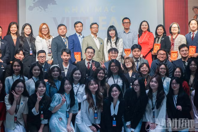 Đại sứ Trịnh Đức Hải, Đại sứ Nguyễn Thị Vân Anh cùng đại diện các tổ chức, hiệp hội, doanh nghiệp chụp ảnh lưu niệm với các đại biểu tham dự chương trình VIETLEAD đầu tiên tại Paris.