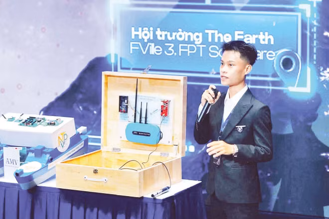 Một startup giới thiệu sản phẩm công nghệ tại sự kiện Techfest 2025.