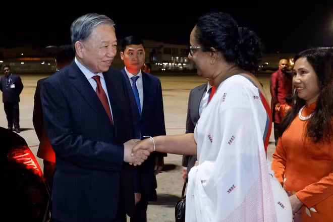 Thủ tướng Sri Lanka Harini Amarasuriya đón Tổng Bí thư, Chủ tịch nước Tô Lâm tại sân bay quốc tế Bandaranaike. (Ảnh: Thống Nhất/TTXVN)