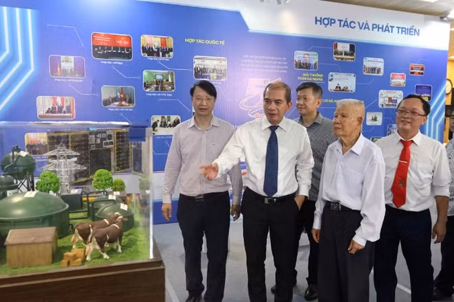 Lãnh đạo Viện Hàn lâm và các đại biểu tham quan triển lãm. (Ảnh: Minh Đức)