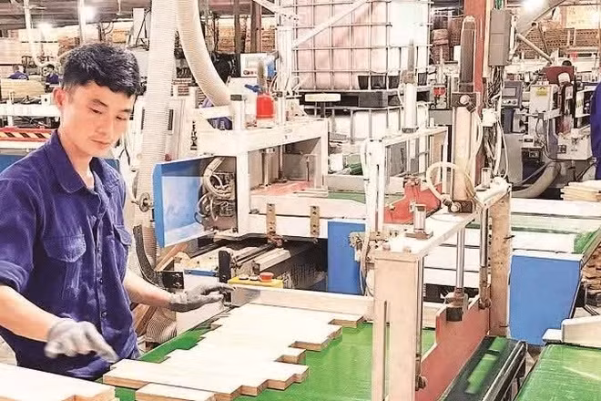 Công nhân Doanh nghiệp tư nhân Đăng Khoa (xã Trấn Yên, tỉnh Lào Cai) hoàn thiện sản phẩm. (Ảnh: QUANG THIỀU)