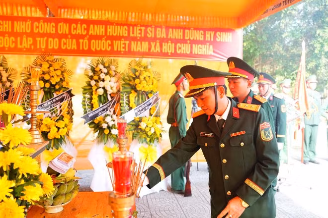Các đại biểu dâng hương, tri ân các Anh hùng liệt sĩ.