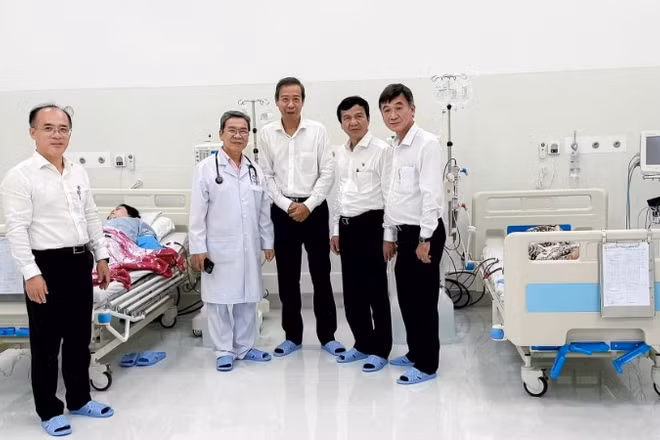 Lãnh đạo Sở Y tế Thành phố Hồ Chí Minh và Bệnh viện Thống Nhất tại buổi triển khai kỹ thuật chạy thận nhân tạo tại đặc khu Côn Đảo. 