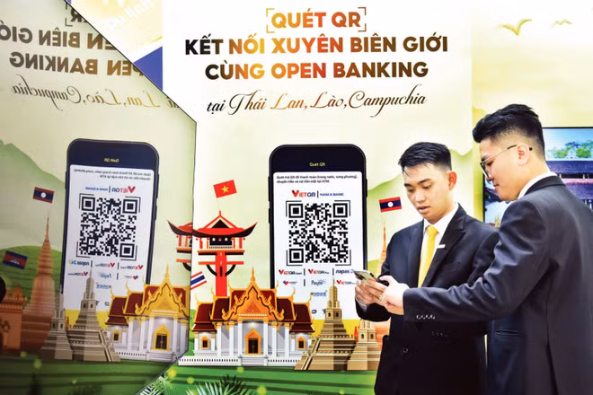 Khách hàng sử dụng dịch vụ của Ngân hàng Nam A Bank. (Ảnh: TRẦN AN)