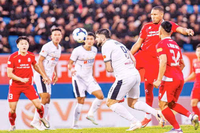 Đội Công an Thành phố Hồ Chí Minh (áo đỏ) để SHB Đà Nẵng cầm hòa với tỷ số 2-2. (Ảnh: SHBĐN)
