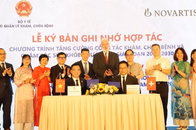 Đại diện Cục Quản lý Khám, chữa bệnh và Công ty trách nhiệm hữu hạn Novartis Việt Nam ký bản ghi nhớ hợp tác.