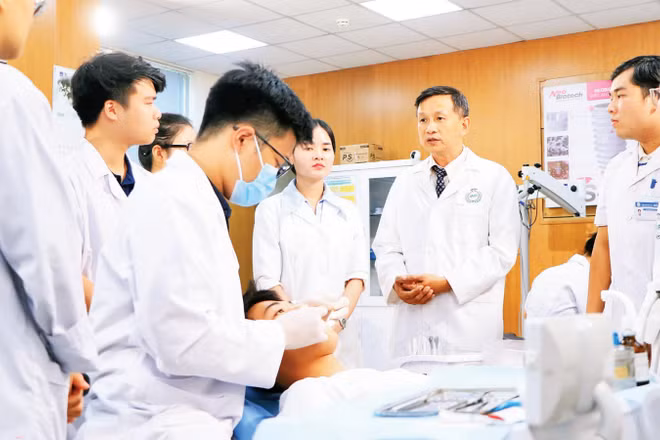 Phó Giáo sư, Tiến sĩ Phạm Như Hải, Phó Hiệu trưởng Trường đại học Y Dược (Đại học Quốc gia Hà Nội) hướng dẫn sinh viên về thực hành lâm sàng răng hàm mặt.