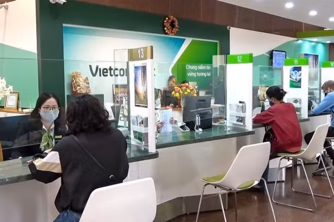 Khách hàng sẽ phải tới quầy giao dịch của VCB để xác minh trong trường hợp số tài khoản và số điện thoại đăng ký dịch vụ không trùng khớp thông tin.