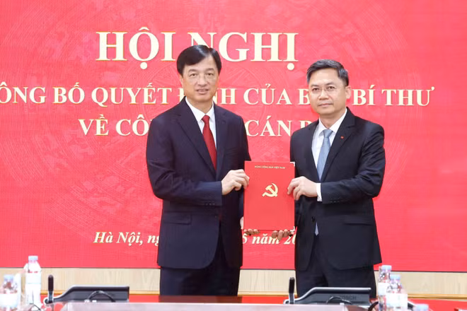 Đồng chí Nguyễn Duy Ngọc, Ủy viên Bộ Chính trị, Bí thư Trung ương Đảng, Trưởng Ban Tổ chức Trung ương trao Quyết định của Ban Bí thư cho đồng chí Hà Minh Hải. (Ảnh: Phương Hoa/TTXVN)