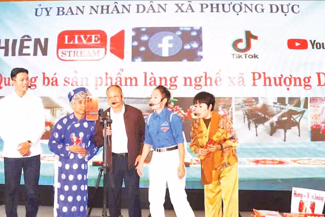 Xã Phượng Dực tổ chức phiên livestream giới thiệu sản phẩm làng nghề trên đa nền tảng mạng xã hội, kết hợp trình diễn nghệ thuật.