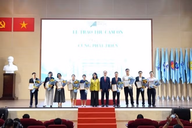 Đại học Quốc gia Thành phố Hồ Chí Minh trao thư cảm ơn cho các nhóm nghiên cứu, nhà khoa học có nhiều đóng góp cho hoạt động khoa học, công nghệ giai đoạn 2025 đến tháng 5/2026.
