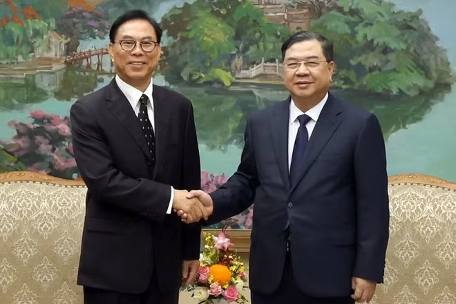Phó Thủ tướng Thường trực Chính phủ Phạm Gia Túc tiếp ông Tiền Chấn Hoa, Chủ tịch Hiệp hội Hợp tác quốc tế doanh nghiệp vừa và nhỏ Thượng Hải (SIAB), Trung Quốc. (Ảnh: VGP/Phương Nguyên)