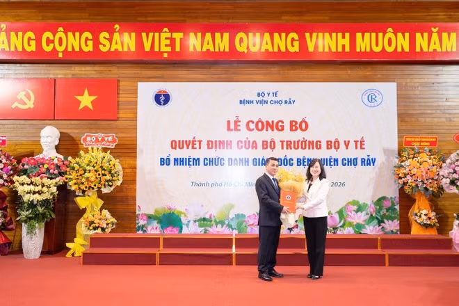 Bộ trưởng Y tế Đào Hồng Lan trao quyết định bổ nhiệm Giám đốc Bệnh viện Chợ Rẫy cho bác sĩ Phạm Thanh Việt. 