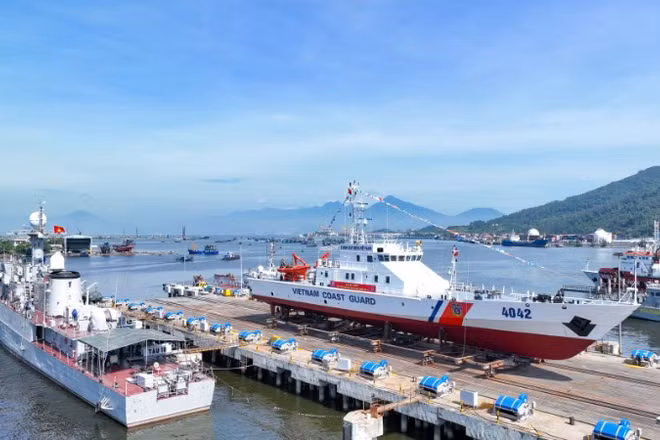 Tàu tuần tra cao tốc TT-400 chiếc số 12 (phiên hiệu CSB 4042) trước khi hạ thủy.