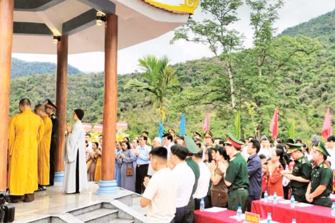 Lễ dâng hương tưởng niệm các Anh hùng liệt sĩ tại Nhà bia tưởng niệm liệt sĩ xã Chiêu Lưu, tỉnh Nghệ An.