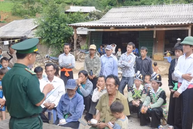 Cán bộ Đồn Biên phòng Chiềng On, Ban Chỉ huy Bộ đội Biên phòng tỉnh Sơn La tuyên truyền cho người dân bản Lao Khô nhận biết về những thủ đoạn, cách thức lừa đảo trên không gian mạng. 