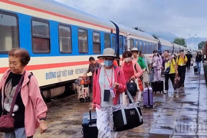Kỳ nghỉ Tết Dương lịch kéo dài 4 ngày, dự kiến nhu cầu đi lại của người dân tăng đột biến. (Ảnh: Năm Nhung/Báo Nhân Dân)