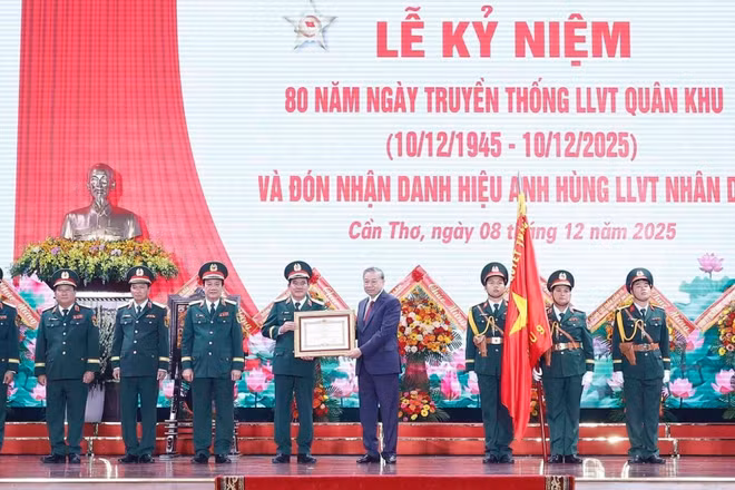 Tổng Bí thư Tô Lâm, Bí thư Quân ủy Trung ương trao Danh hiệu Anh hùng lực lượng vũ trang nhân dân tặng Quân khu 9. (Ảnh: Thống Nhất/TTXVN)