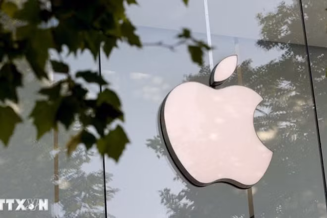 Biểu tượng Apple tại cửa hàng ở Brussels, Bỉ. (Ảnh: THX/TTXVN)