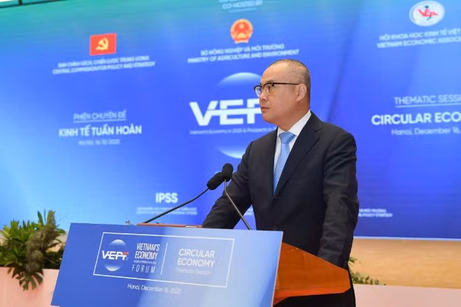Đồng chí Phạm Đại Dương, Ủy viên Trung ương Đảng, Phó Trưởng Ban Chính sách, chiến lược Trung ương phát biểu đề dẫn phiên hội thảo chuyên đề kinh tế tuần hoàn và chuyển đổi xanh. (Ảnh: Thế Đại)