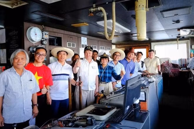 Các nhà khoa học của Viện Hàn lâm Khoa học và Công nghệ Việt Nam và Viện Hàn lâm Khoa học Nga trong một chuyến khảo sát chung về đa dạng sinh học và hoá sinh biển.