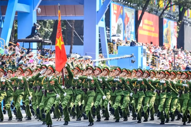 Khối nam sĩ quan Cảnh sát nhân dân tại Tổng duyệt lễ diễu binh, diễu hành Lễ kỷ niệm 50 năm Ngày Giải phóng miền nam, thống nhất đất nước. (Ảnh: THÀNH ĐẠT/BÁO NHÂN DÂN)