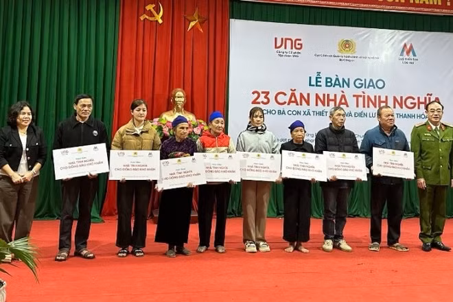 Các hộ dân xã Thiết Ống được trao nhà tình nghĩa. (Ảnh: VNG)