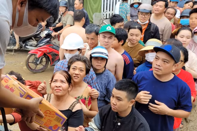 Sản phẩm đến với bà con vùng lũ Khánh Hòa. (Ảnh: Acecook Việt Nam)